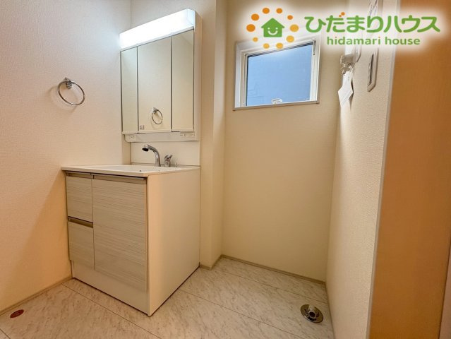 熊谷市宮本町第2　新築一戸建て　リーブルガーデン　02の独立洗面台|熱気がこもりやすい洗面所にも小窓が付いているので
換気もばっちり！