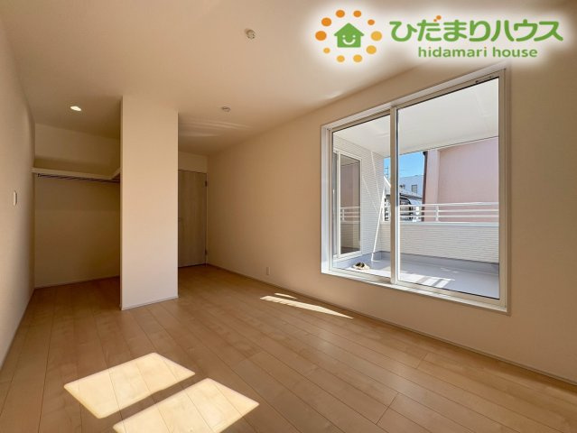 熊谷市宮本町第2　新築一戸建て　リーブルガーデン　02の寝室|バルコニーに面しているので、日当たり・通風良好！
寝室にピッタリですね！