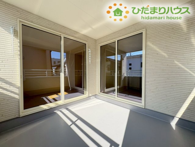熊谷市宮本町第2　新築一戸建て　リーブルガーデン　02のバルコニー|広々としたバルコニーは、
ご家族分のお洗濯物はもちろん、お布団もラクラク干せちゃう！
