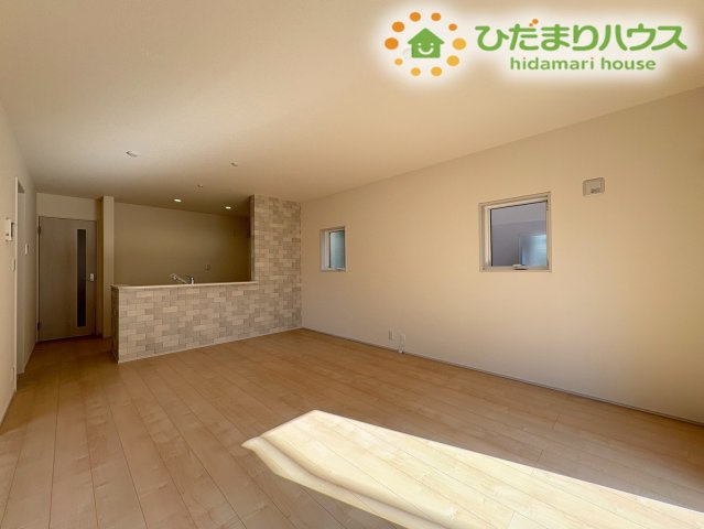 熊谷市宮本町第2　新築一戸建て　リーブルガーデン　02の居間・リビング|落ち着いた配色のリビングは、
ほっと一息つくのにピッタリの場所ですね♪