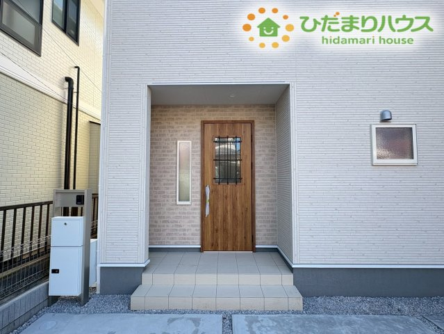 熊谷市宮本町第2　新築一戸建て　リーブルガーデン　02のエントランス|お洒落な扉が特徴的なエントランス★
