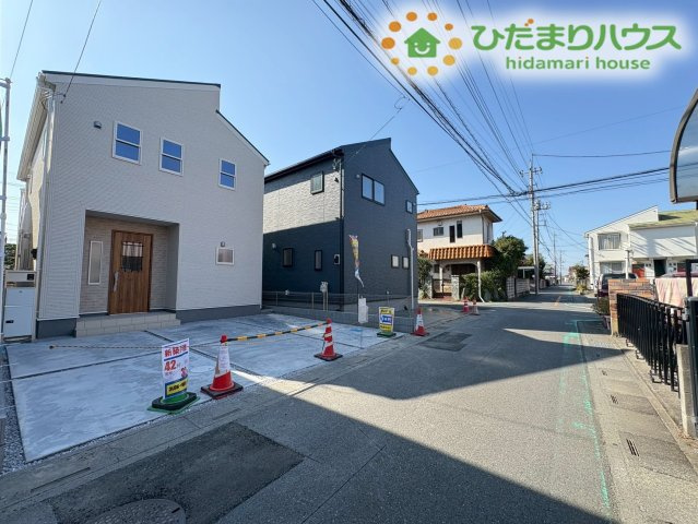 熊谷市宮本町第2　新築一戸建て　リーブルガーデン　02の前面道路含む現地写真|車の出入りも安心ですね！