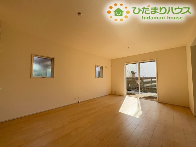 熊谷市宮本町第2　新築一戸建て　リーブルガーデン　02の居間・リビング|沢山窓があるので自然光か入りやすく、明るい空間が演出されます！
ご家族と過ごすのにとてもいいリビングですね！