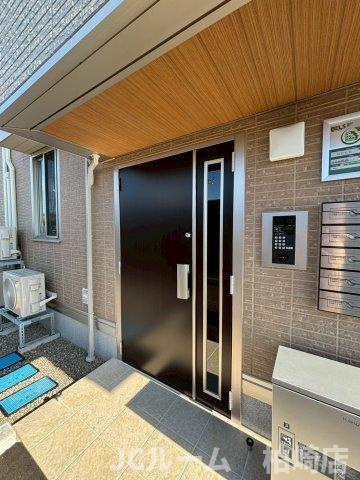 柏崎市三和町のアパートのエントランス