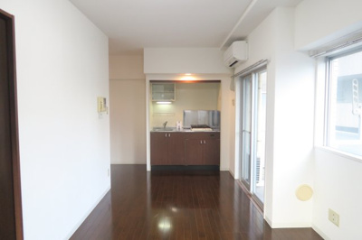 【居間・リビング】 | リエス千葉新宿 | ※同物件・同タイプの写真です。