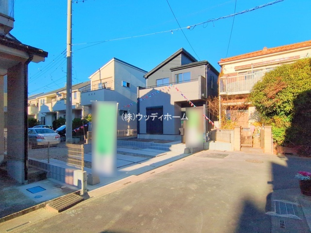 越谷市大沢11期　新築一戸建ての前面道路含む現地写真