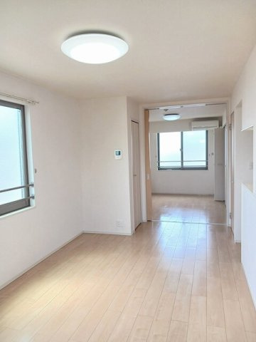 Ｔ・ＫレジデンスⅠの居間・リビング|LDKと一体利用可能な隣室を設置した開放感のある間取り