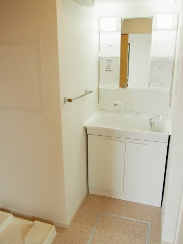 Ｔ・ＫレジデンスⅠの洗面所|温水シャワー付き洗面台