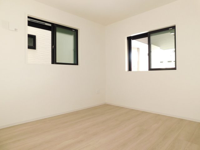 名古屋市北区柳原１丁目の新築一戸建の洋室|◇１階洋室◇　　明るい洋室５．７帖　収納完備！