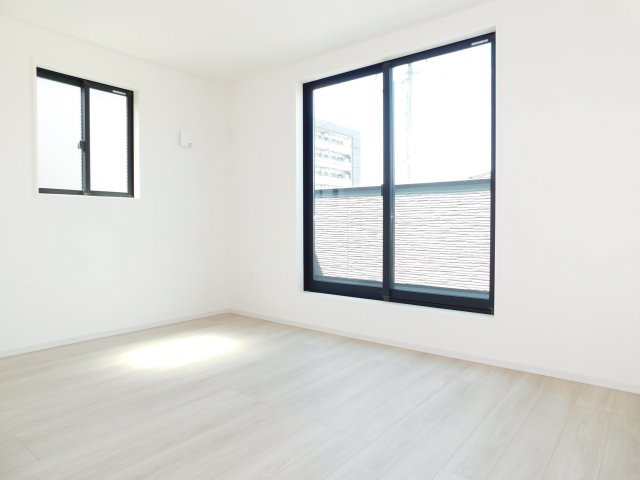 名古屋市北区柳原１丁目の新築一戸建の洋室|◇３階洋室◇　　明るい洋室８．３帖　ウォークインクローゼット完備♪　バルコニー付き！　