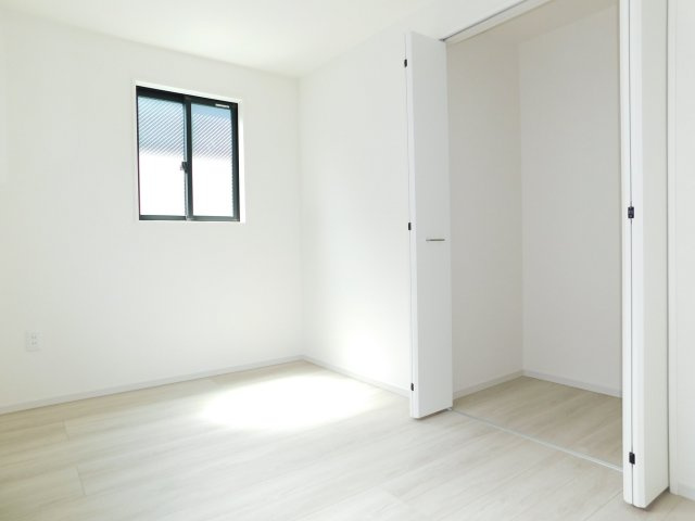 名古屋市北区柳原１丁目の新築一戸建の洋室|◇３階洋室◇　　明るい洋室５．０帖　全居室収納完備♪　