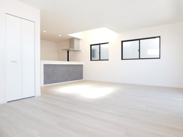 名古屋市北区柳原１丁目の新築一戸建の居間・リビング|◇リビング◇　　明るく広いリビング２１．７帖　開放的な吹抜のある空間♪