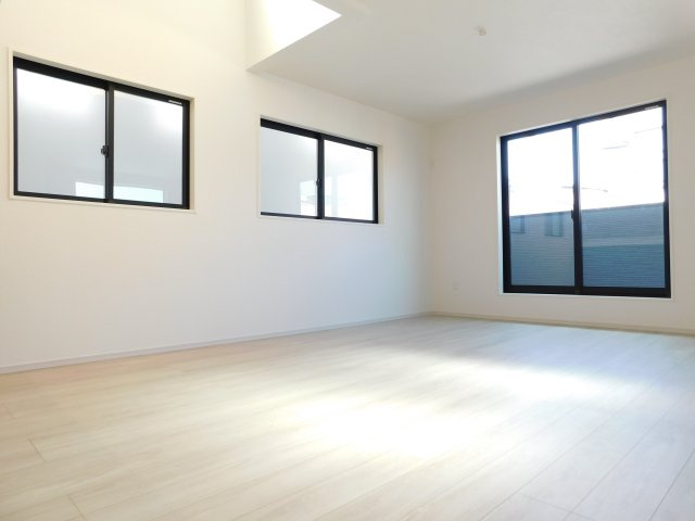 名古屋市北区柳原１丁目の新築一戸建の洋室|◇リビング◇　　明るく広いリビング２１．７帖　外からの視線が気になりにくいプライバシー性の高い２階リビング♪