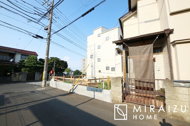 【外観】 | 青く澄み渡った綺麗な空と、陽の光をたっぷりと受ける、そんな新築住宅で新生活をスタートしてみませんか？見学・ご相談等、ミライズホーム(株)までお気軽にご連絡下さい♪
