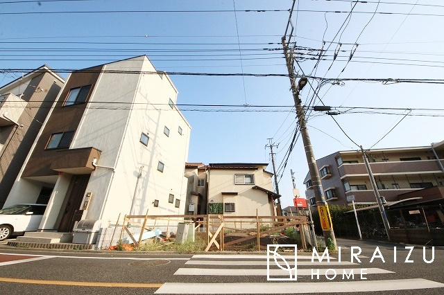 【外観】 | 青く澄み渡った綺麗な空と、陽の光をたっぷりと受ける、そんな新築住宅で新生活をスタートしてみませんか？見学・ご相談等、ミライズホーム(株)までお気軽にご連絡下さい。