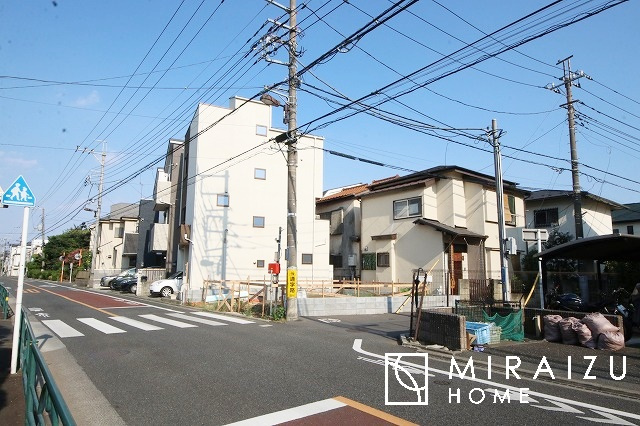 【前面道路含む現地写真】 | 陽当たりが心地の良いリビング空間です。日中はカーテンを開けて自然な光を取り込みリラックスして過ごしたいですね、照明器具もセンスの良いものを使いたいですね。
