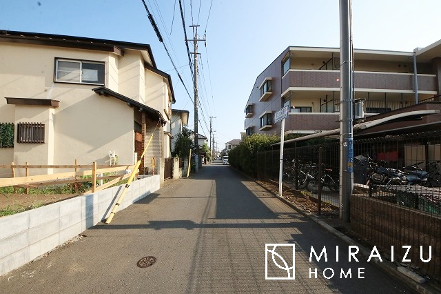 【前面道路含む現地写真】 | 日当たりの良いお家は嬉しいですよね。それぞれ価値観が分かれる箇所です、実際に内覧して日当たりの心地よさをご体感下さいね♪
