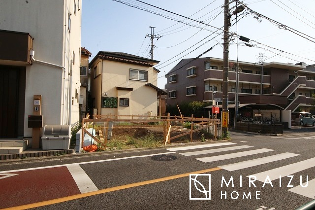 【前面道路含む現地写真】 | 日当たりの良いお家は嬉しいですよね。それぞれ価値観が分かれる箇所です、実際に内覧して日当たりの心地よさをご体感下さいね♪
