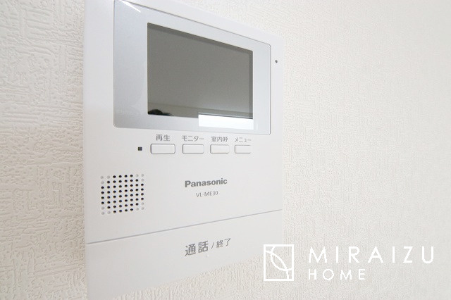 【完成予想図】 | 来客時にカラー画像で確認が出来るので安心。夜間でもLEDライトでくっきりと映ります。また画像のみの対応も出来る為、こちら側の声は聞こえず様子を見てからインターホン対応も可能で安心ですね。