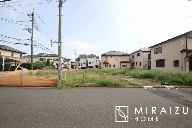 【前面道路含む現地写真】 | 陽当たりが心地の良いリビング空間です。日中はカーテンを開けて自然な光を取り込みリラックスして過ごしたいですね、照明器具もセンスの良いものを使いたいですね。