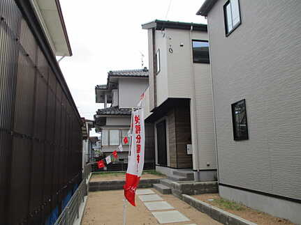 廿日市市前空３丁目の前面道路含む現地写真