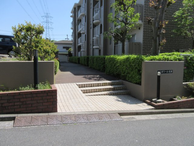 エスポワール名瀬のエントランス