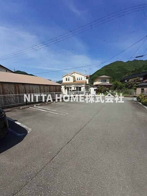 サニーハイツ・カラフルＡの駐車場|敷地内に駐車場も完備★