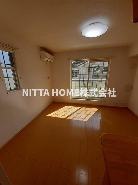 サニーハイツ・カラフルＡの居間・リビング|リビングは10帖です♪