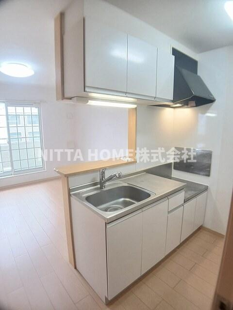 サニーハイツ・カラフルＡのキッチン|人気のカウンターキッチンです◇