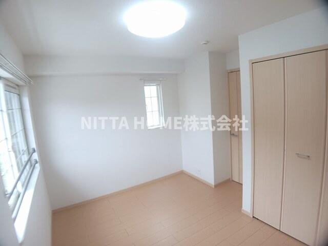 サニーハイツ・カラフルＡの内装|洋室は6帖です◆