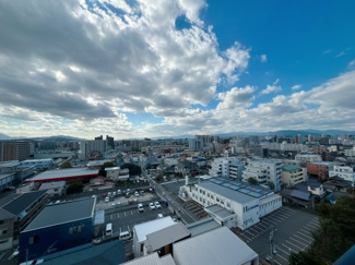 【展望】 | 11階部分につき、遮るもののない開放的なパノラマビューが広がります。南向きの窓からたっぷりと陽光が注ぎ込むリビングは、家族が自然と集まる明るい憩いの場に。夜には都心の夜景も贅沢に楽しめます。