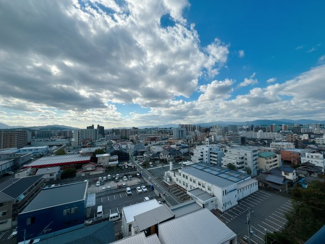 【展望】 | エスポワール吉塚☆仲介手数料無料☆ | 11階部分につき、遮るもののない開放的なパノラマビューが広がります。南向きの窓からたっぷりと陽光が注ぎ込むリビングは、家族が自然と集まる明るい憩いの場に。夜には都心の夜景も贅沢に楽しめます。