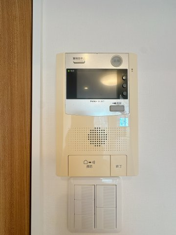 【防犯設備】 | エスポワール吉塚☆仲介手数料無料☆ | 【TVモニター付インターホン】来客を映像で確認できる安心の防犯設備。セキュリティ重視の方にもご満足いただける、安全な暮らしをサポートする住まいです。
