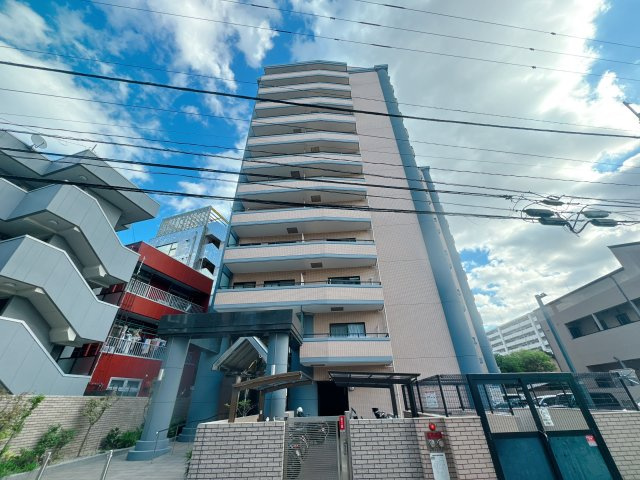 【外観】 | エスポワール吉塚☆仲介手数料無料☆ | 吉塚エリアでも存在感を放つ、落ち着いたタイル貼りの外観。清掃が行き届いた共用部からは、管理体制の良さが伺えます。オートロック完備で、女性やお子様のいるご家庭も安心してお住まいいただけます。