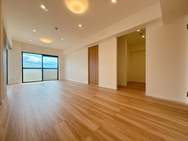 【居間・リビング】 | エスポワール吉塚☆仲介手数料無料☆ | デザイン性と機能性を兼ね備えた、洗練されたリノベーション空間。木のぬくもりを感じる内装が、落ち着きのある住まいを演出します。お気に入りの家具を置いて、自分たちだけの特別なリビングを作り上げてください。