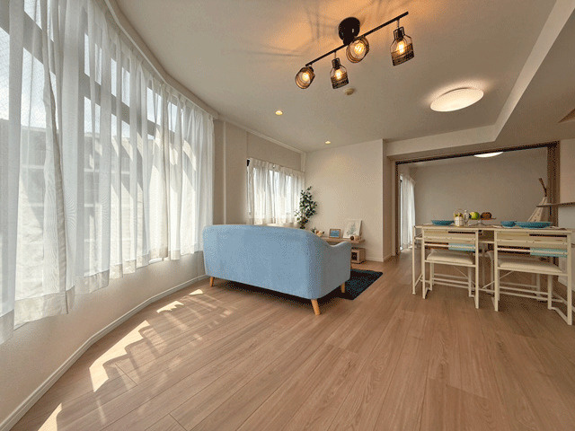 グランドパレス仙台南ウィングタワーの居間・リビング