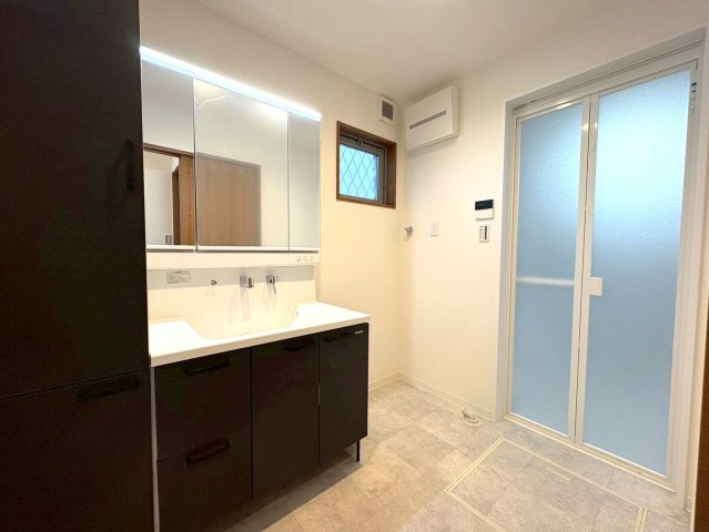 西宮市上大市４丁目の洗面所