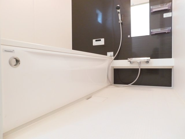 名古屋市北区柳原１丁目の新築一戸建の浴室|◇浴室◇　　広い１坪サイズ（ハウステック）・浴室暖房乾燥機・保温浴槽・追い焚き機能・ベンチ浴槽・エコシャワー・オートバス・バリアフリーバス・浴室窓あり