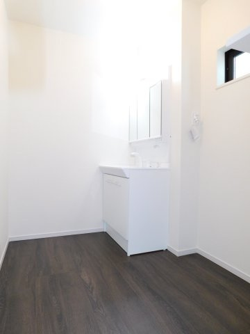 名古屋市北区柳原１丁目の新築一戸建の独立洗面台|◇洗面化粧台◇　　広い洗面室！　三面鏡付シャワードレッサー　　