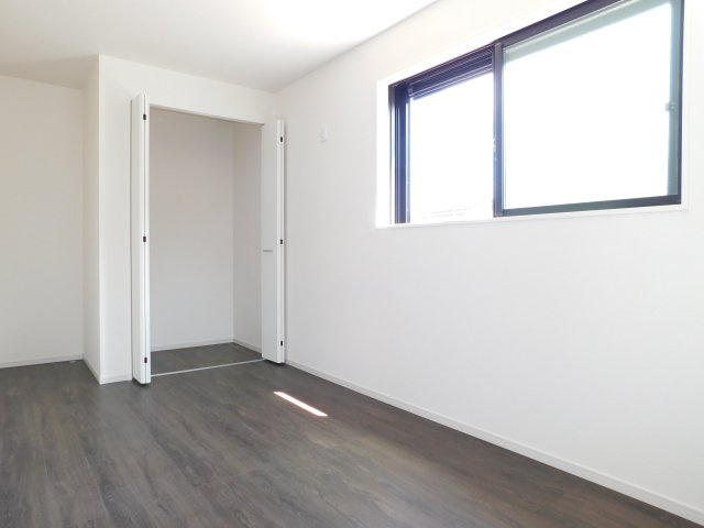 名古屋市北区柳原１丁目の新築一戸建の洋室|◇１階洋室◇　　南面で明るい洋室６．１帖　収納完備！