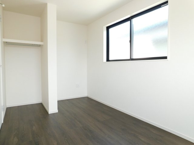 名古屋市北区柳原１丁目の新築一戸建の洋室|◇３階洋室◇　　明るい洋室５．６帖　収納完備♪　