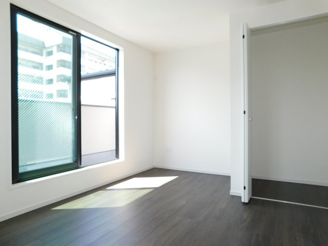 名古屋市北区柳原１丁目の新築一戸建の洋室|◇３階洋室◇　　南面で明るい洋室６．５帖　収納完備♪　バルコニー付き！