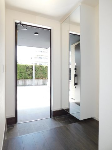 名古屋市北区柳原１丁目の新築一戸建のその他|◇玄関収納◇　　家族の履物がしっかり収納できるミラー付きシューズ収納！