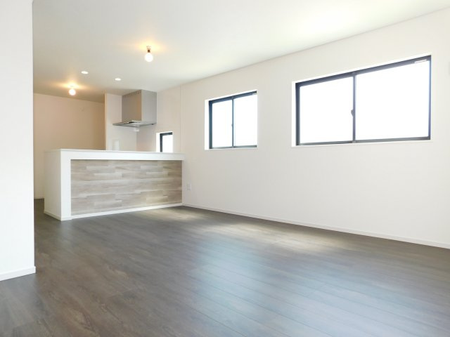 名古屋市北区柳原１丁目の新築一戸建の居間・リビング|◇リビング◇　　南面で明るいリビング１７．５帖　外からの視線が気になりにくいプライバシー性の高い２階リビング♪