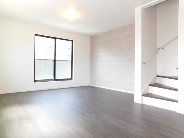 名古屋市北区柳原１丁目の新築一戸建の洋室|◇リビング◇　　南面で明るいリビング１７．５帖　アクセントクロスに合わせたインテリアを楽しむことができます♪