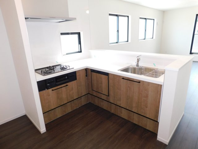 名古屋市北区柳原１丁目の新築一戸建のキッチン|◇キッチン◇　　人気の対面式・人造大理石カウンター・浄水器一体型水栓・静音仕様シンク・食洗機・薄型換気扇・Ｓｉセンサーコンロ（３口）・床下収納庫など