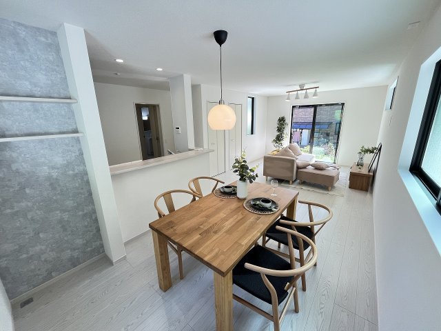 【居間・リビング】 | 福岡市東区松崎3丁目1期　1号棟（全1棟）【仲介手数料無料・0円】 | 現地写真。