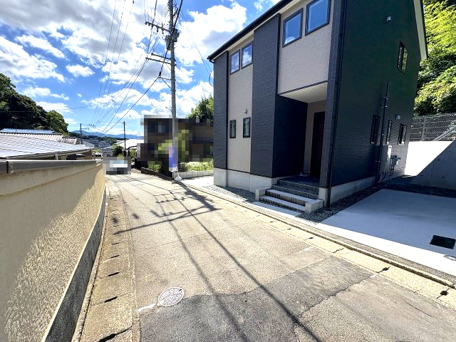 【その他】 | 福岡市東区松崎3丁目1期　1号棟（全1棟）【仲介手数料無料・0円】 | 現地写真。前面道路です。