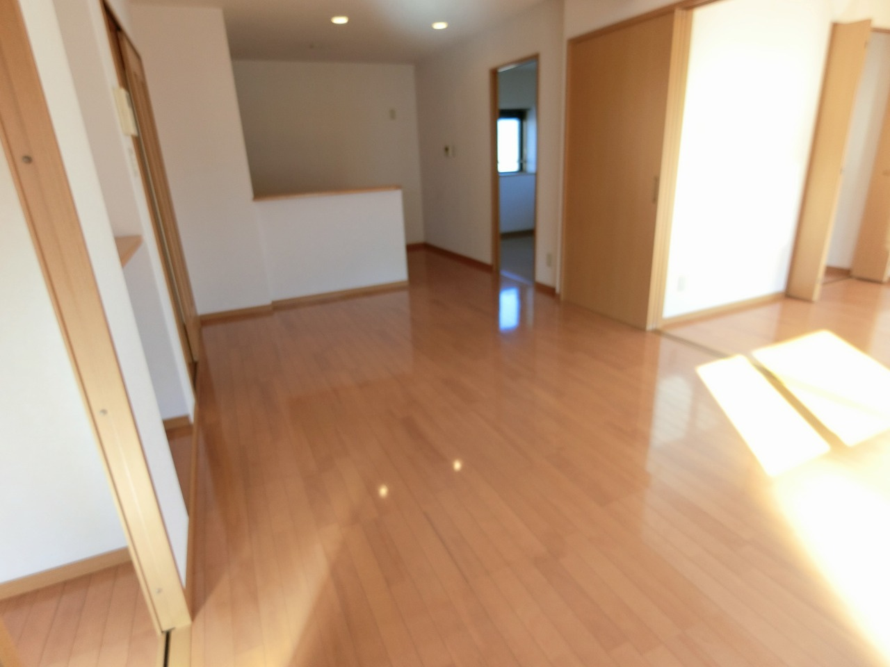 サンステージ東合川の内装|明るいリビングですよ