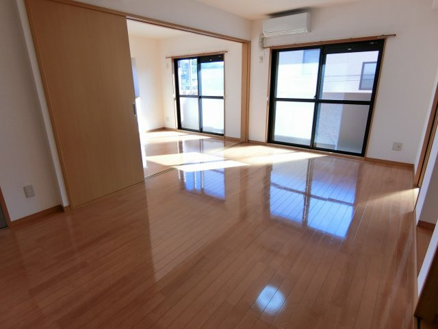 サンステージ東合川の居間・リビング|開放感のある明るいリビングです